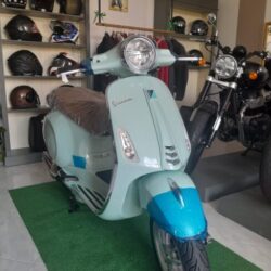 VESPA PRIMAVERA 125 cc. Una piccola rivoluzione su ruote che, dotata del brillante propulsore125 i-get, è capace di regalare il massimo piacere di guida scattando libera per le strade cittadine.